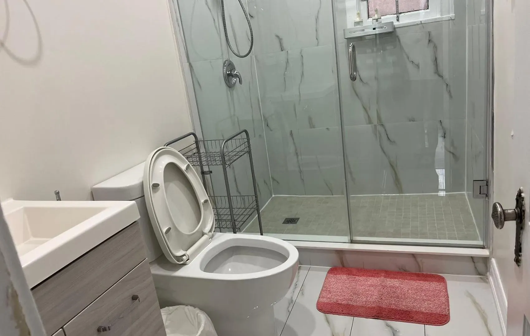 Queen Comfort Close To Finch Station & Shopping Toronto Canada