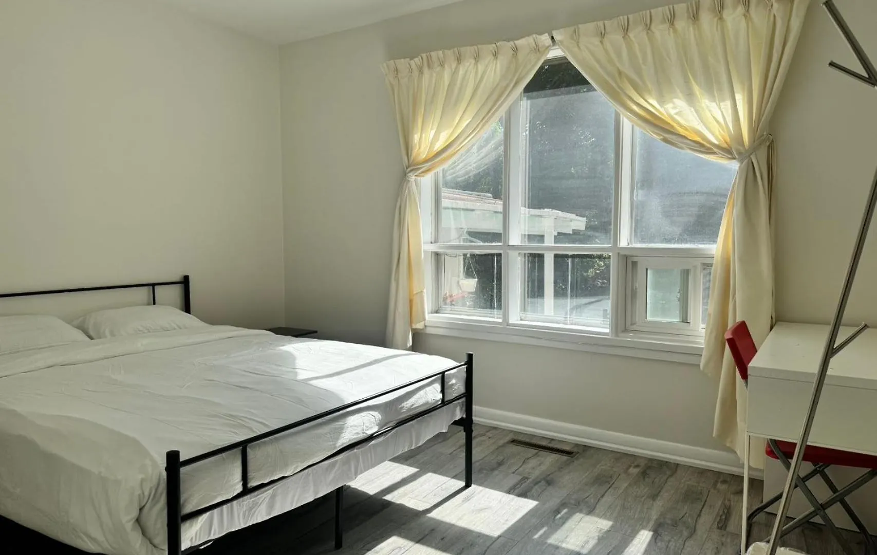 Queen Comfort Close To Finch Station & Shopping contacts